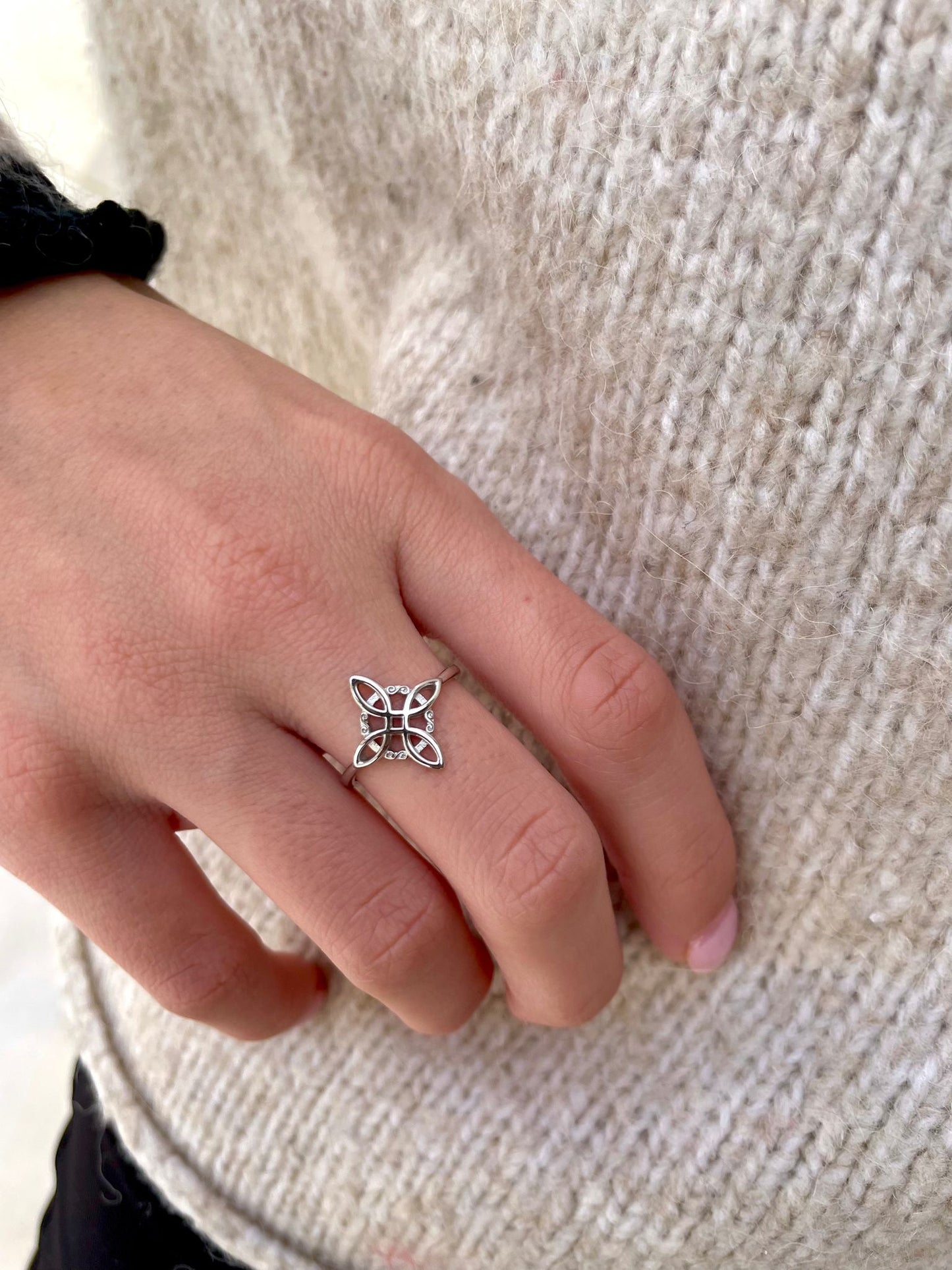 Anillo Pequeño Nudo de Bruja